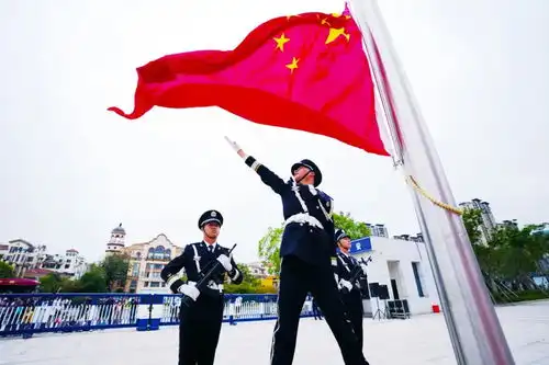 市公安局向国旗敬礼,为祖国庆生