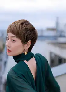 马伊琍巴黎大秀身材,墨绿真丝露背装太性感,尽显魅力女人味