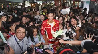 博尔特表情走红仿佛听见背后有人说我帅