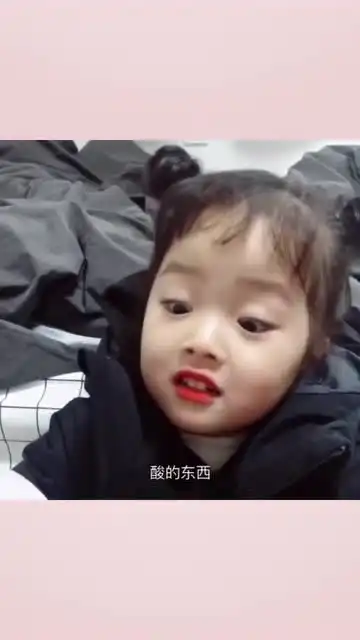 第一次见表情包女孩卖萌,这技术,估计一般童模都做不到吧