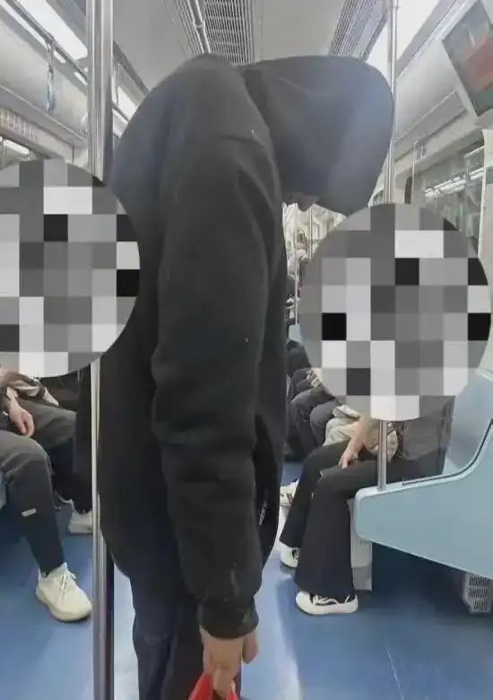 西安地铁惊现神秘黑衣男子,行为奇怪浑身异味,已被警方带走