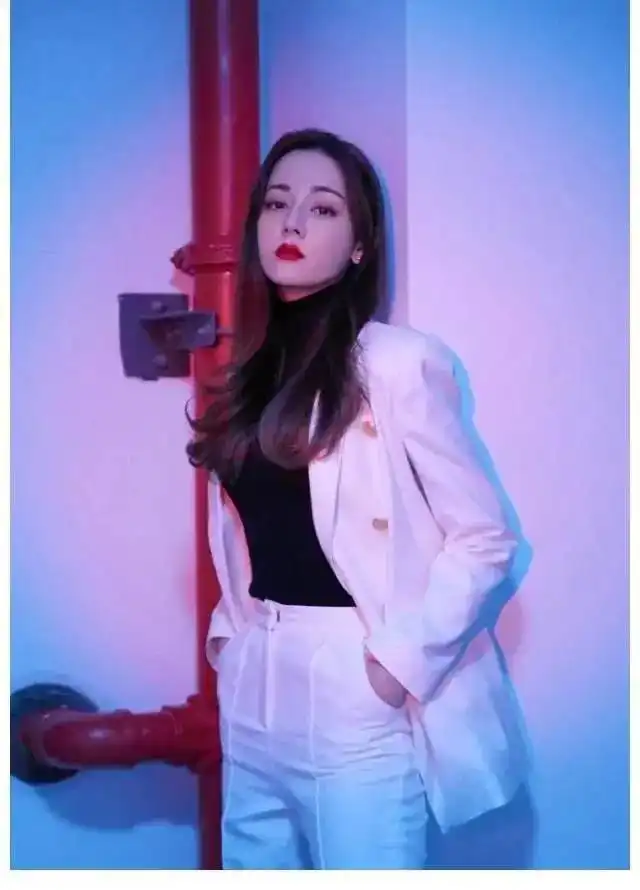 迪丽热巴抹胸大片绝了果然御姐风更适合她,粉丝老公好帅