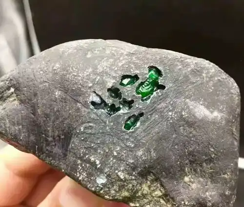p1574缅甸翡翠原石莫弯基开窗色料翡翠赌石