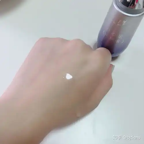 18岁女孩子,混油,偶尔冒痘,没皱纹,眼下有细纹用什么精华好呢大家有推荐的嘛还是暂时可以不用啊