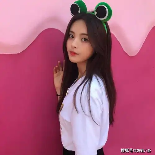 靠哭博取同情,同是走黑红路线,秦牛正威诗朗诵为什么得导师认可