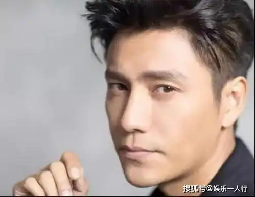 走进陈坤现实中的豪宅,整体装修很怪异,家里摆满佛像