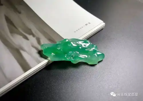 万千宠爱于一身,翡翠创意随形雕,别具一格的美