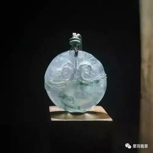 翡翠观音吊坠颜色发灰难道翡翠戴久了会变种吗
