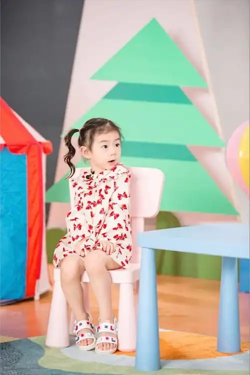 戚薇3岁女儿搞怪表情九连拍,还有模有样示范如何涂口红