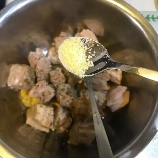 南瓜做成精致的餐具,搭配鲜美的食物,营养丰富还好吃