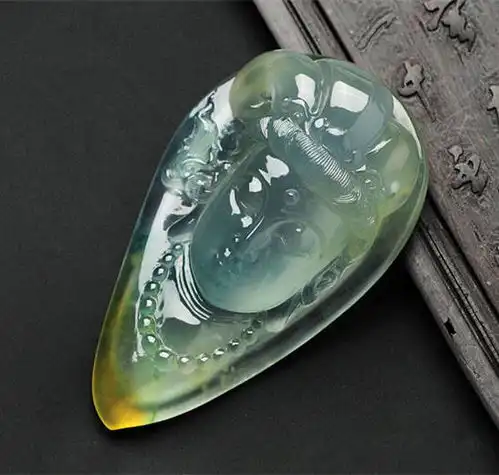 翡翠我懂,但是这个就有点黄了