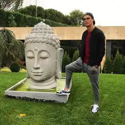 c罗晒脚踩佛像照片遭狂喷网友疯了太伤心
