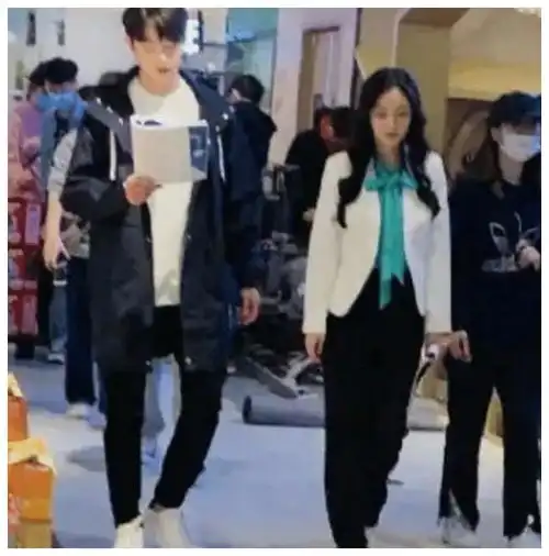 杨幂婚纱路透,披外套提裙子像在逃公主,看见她的鞋不愧是你