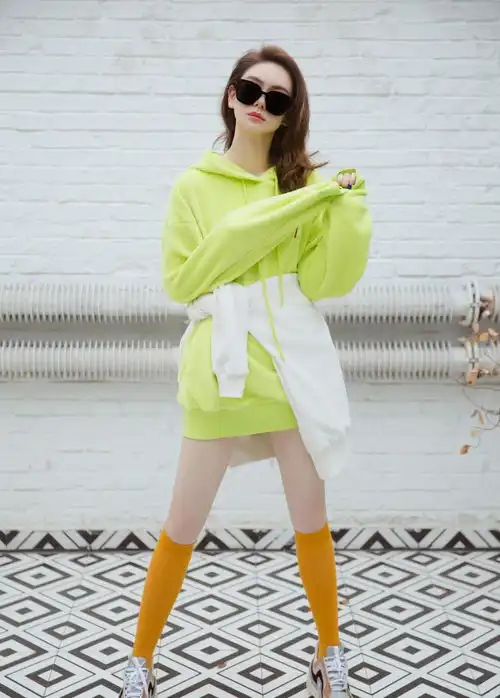 女明星们掀起亮色卫衣热潮,戚薇的349元,比baby6350元的美