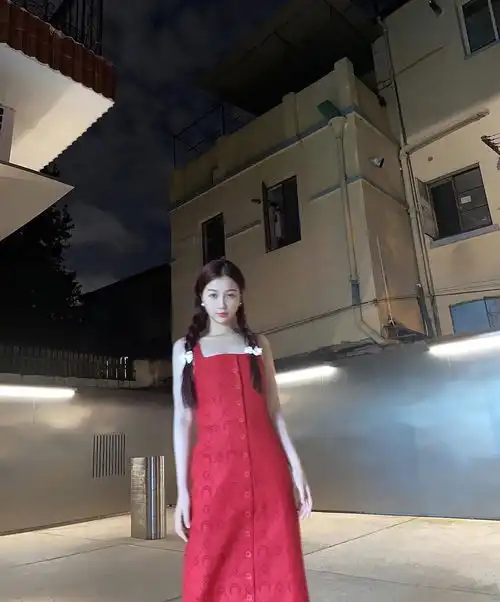 小作精虞书欣真会穿一袭红色连衣裙精致又显气质,又美又仙