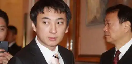 当何猷君说出自己不用家里钱,注意吴京的表情,内心想法很明显了