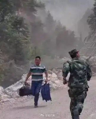 致敬这一年人民子弟兵向险逆行的身影,是军人最帅的样子