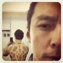 吴彦祖晒自拍后背纹了羊肉串网友帅气