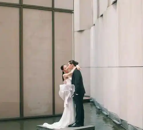 豪门名媛扎堆结婚希尔顿大小姐婚纱风格多变,霍启刚堂妹好优雅