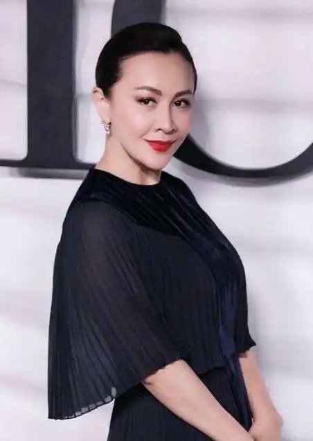 54岁刘嘉玲与26岁章泽天同框,终于见识最高级的少女感