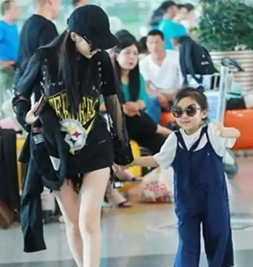 戚薇女儿vs李小璐女儿,穿衣打扮天壤地别,妈妈的风格决定一切