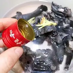 秋冬进补红枣桂圆乌鸡竹荪汤