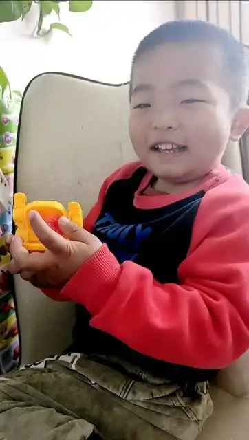 三岁孩子认为玩具也吃爆米花的