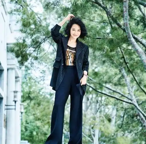 许晴穿针织衫配小黑裤,气质身材依旧不输别人,不愧是时代女王