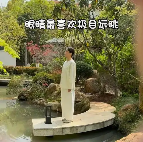 46岁杨乐乐在家养生做操,皮肤下垂显老态和汪涵住中式庭院好气派