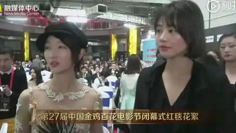 李易峰模仿周冬雨吃瓜表情包,太招人稀罕了,怎么看都很喜欢