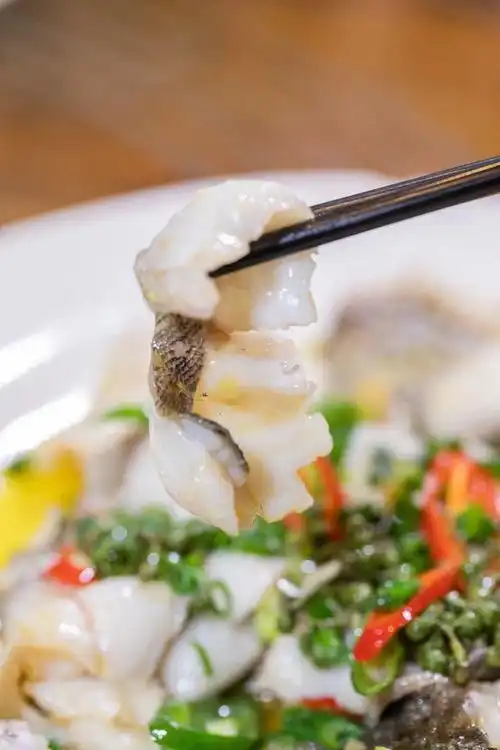 正呌这家庭院风私房菜,爆汁乳鸽只需18只,挪威三文鱼刺身买一送一