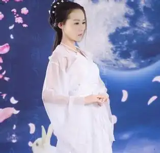 以前特别喜欢刘诗诗的红衣古装,没想到她穿白衣也这么美