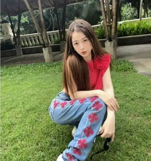 淑女后的虞书欣更加有女神范,牛仔裤搭配红色上衣秀迷人曲线