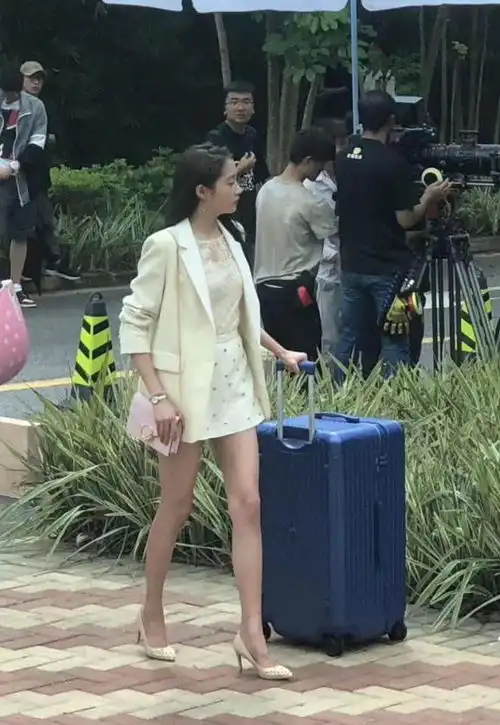 跑男路透有看头,关晓彤穿白婚纱与黄明昊组cp,却意外显胖