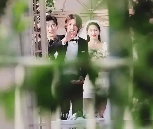 同穿婚纱录跑男,还拿花挡脸,但光看腿型就区别出baby跟关晓彤