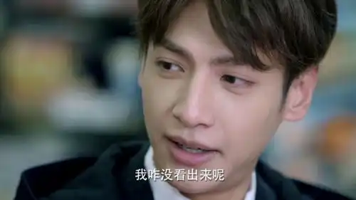小伙为撇清关系,当美女面说女友脸大瘆人,女友的表情太丰富了