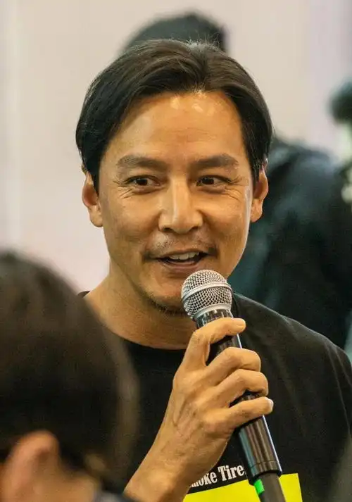 岁月不败美人吴彦祖50岁回国演新片,和刘昊然同框骨相好颜值高