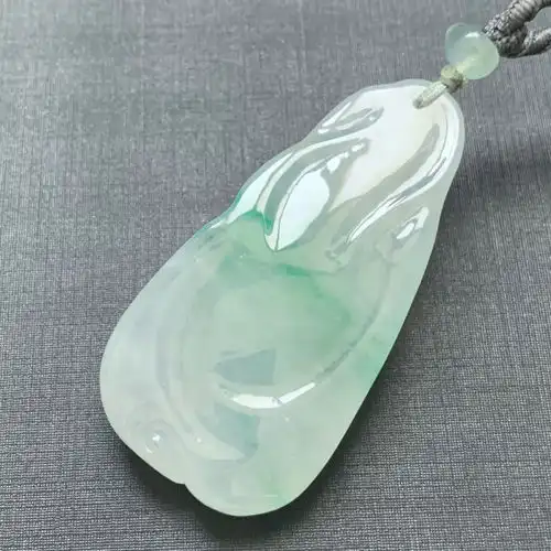 冰种飘绿翡翠观音挂件