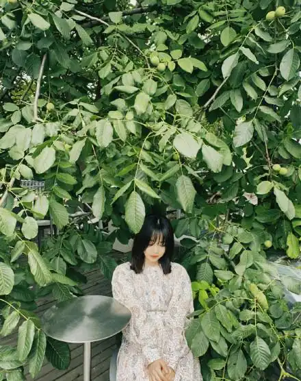 谭松韵超美大片释出,穿着青春靓丽,营造起氛围感也这么绝