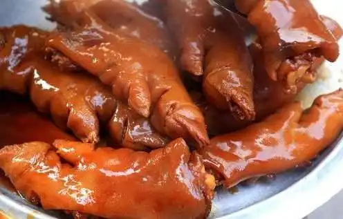 足不出户,在家也能做出色泽鲜亮肉质筋道卤猪蹄,记住别吃太多了
