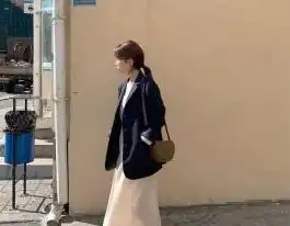 刘诗诗美图曝出,穿白色毛呢装尽显好身材,根本看不出生过孩子