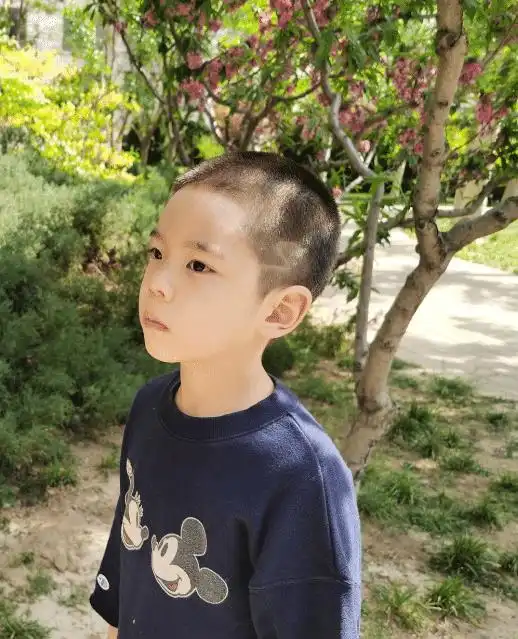 杜江与霍思燕一起庆生,嗯哼站角落太卑微,神秘小孩意外出镜秒删