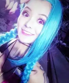 游久网游徐娇网吧英雄联盟开黑四连跪游戏中途被求合影拒绝