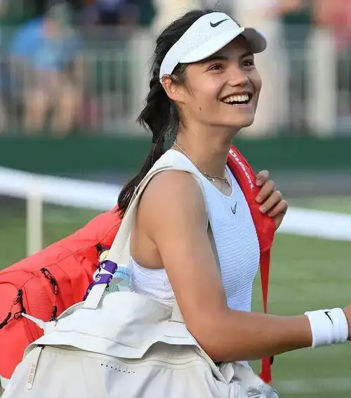 18岁华裔女孩夺大满贯封后,成英国身价最高女运动员母亲的中国血统给了我自信