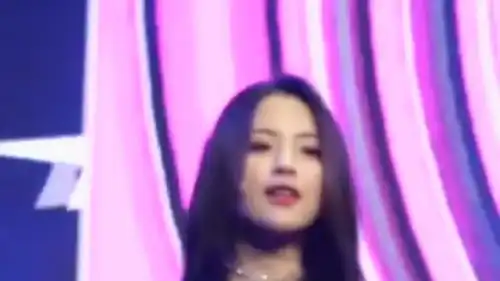 杨超越直拍,火箭少女101快解散了,超越妹妹的业务能力增强了吗
