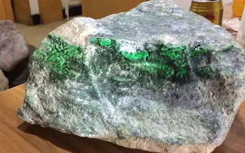 翡翠原产地直击神秘宝石的挖掘与制作全过程直播