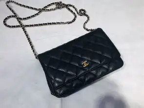 香奈儿牛皮斜跨包日本