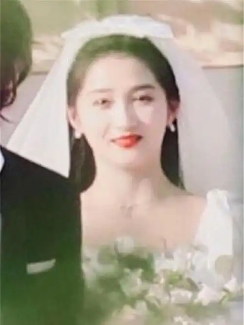 跑男8首期婚礼主题,杨颖再穿婚纱不算啥,看到关晓彤好想娶回家