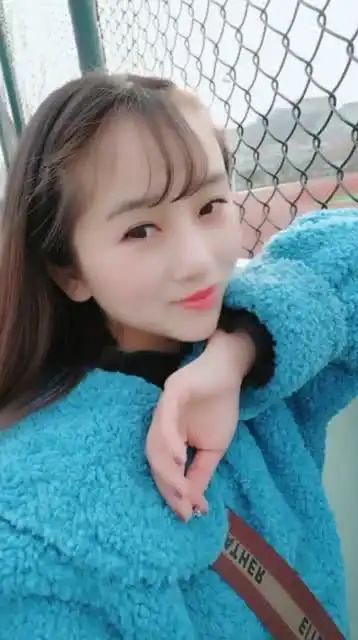 小女孩儿娇羞的表情,的确让人心生爱恋