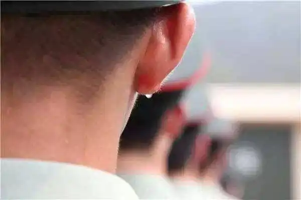 八一建军节快乐来看朋友圈最动人的军人照片